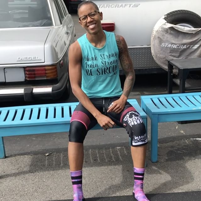 How to Put on Knee Sleeves